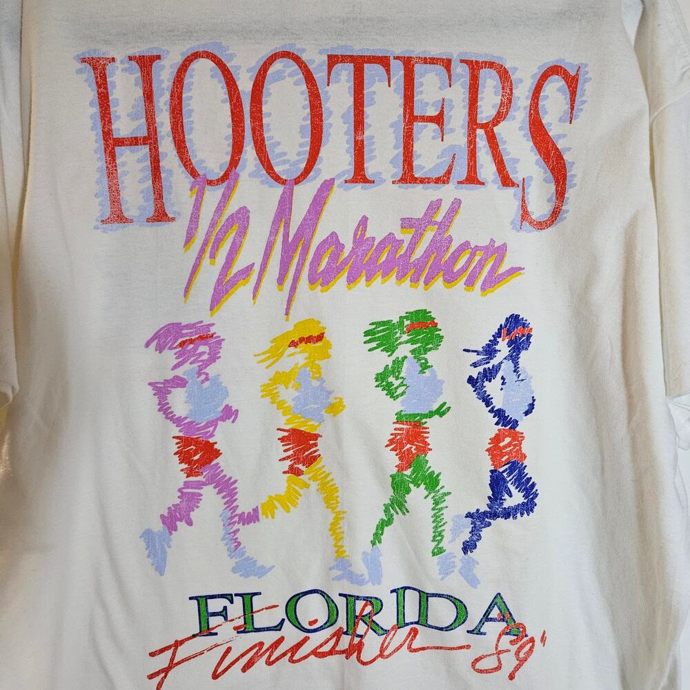 Hooters Ripple Junction 1989 Half Marathon Graphic Tee White Mens L